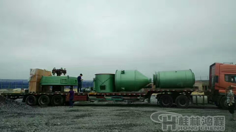 桂林鴻程磨粉機裝車發(fā)往客戶現場