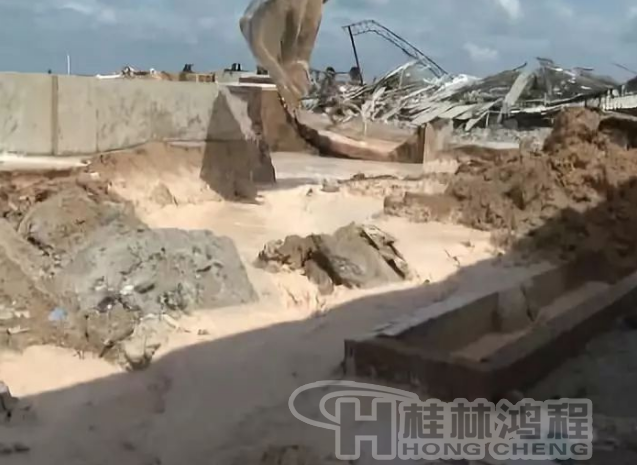 廉江政府鐵腕整治拆除一高嶺土廠，連設備都砸碎！
