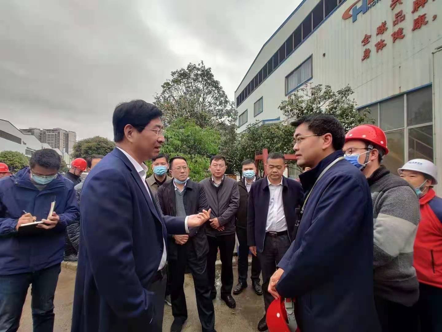 桂林市委書記周家斌書記，鐘洪常務(wù)副市長等市委市政府，區(qū)委區(qū)政府領(lǐng)導(dǎo)一行開年第一站來到廣西桂林鴻程機(jī)械廠指導(dǎo)慰問